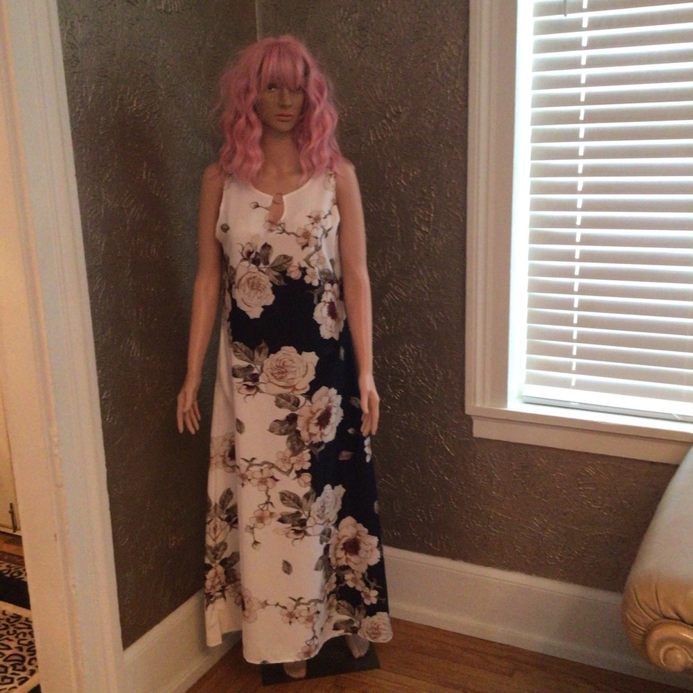 Chic Floral Maxi Dress - Black and White